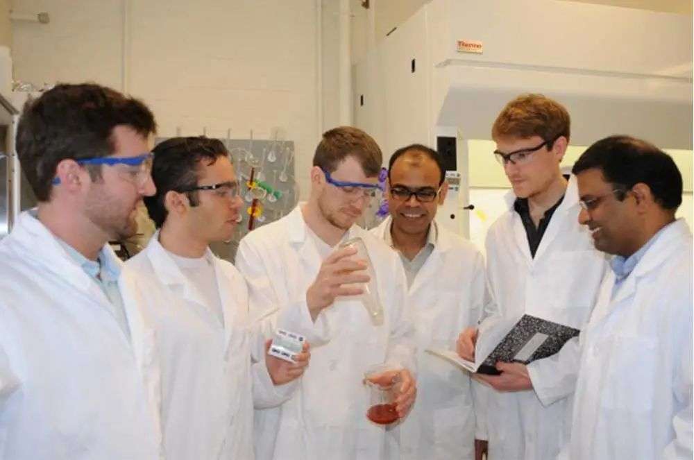 再也不用「擠牙膏」，高露潔換上的「潤滑劑」包裝，讓牙膏從此一滴不剩